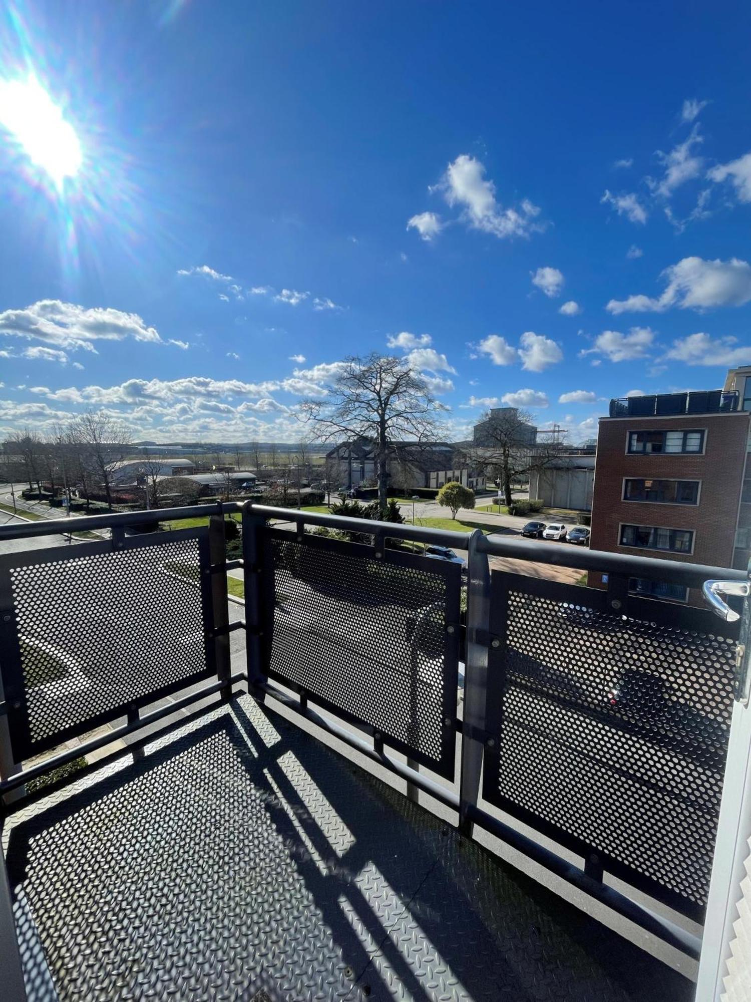 Blue Sky Apartments @Wallis Square, Farnborough Фарнборо Екстер'єр фото