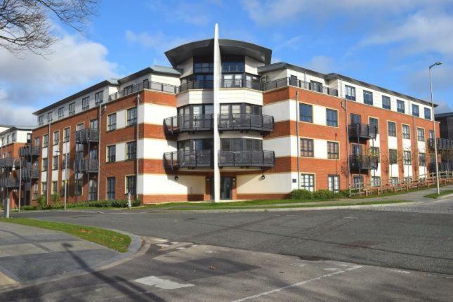 Blue Sky Apartments @Wallis Square, Farnborough Фарнборо Екстер'єр фото